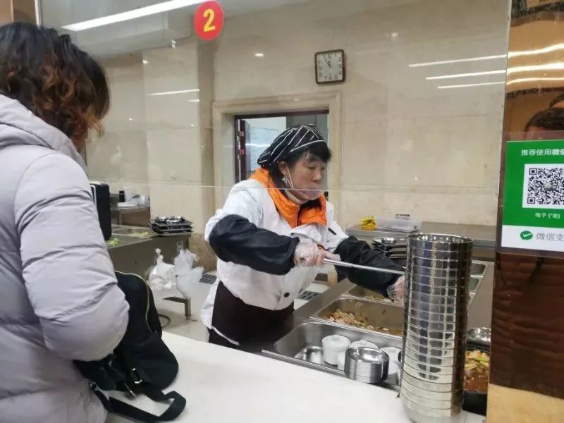 就在2018年末,钟艳红又在县政府食堂获得了一份勤杂工的工作