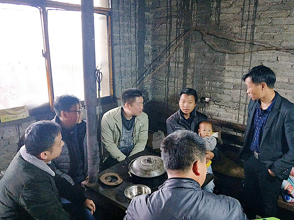 2月18日,晴隆县中营镇易地扶贫搬迁工作持续推进,全体干部职工进组