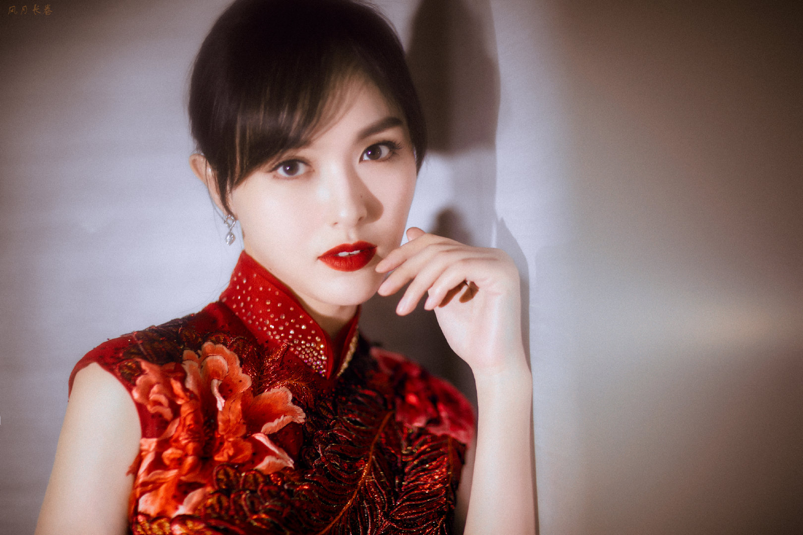 唐嫣红色旗袍亮相北京卫视元宵晚会演绎复古风尽显古典美