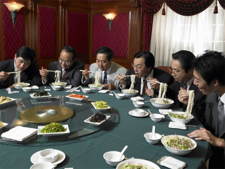 为什么中国人不学西方的餐桌礼仪?网友:西方不见得比中国好