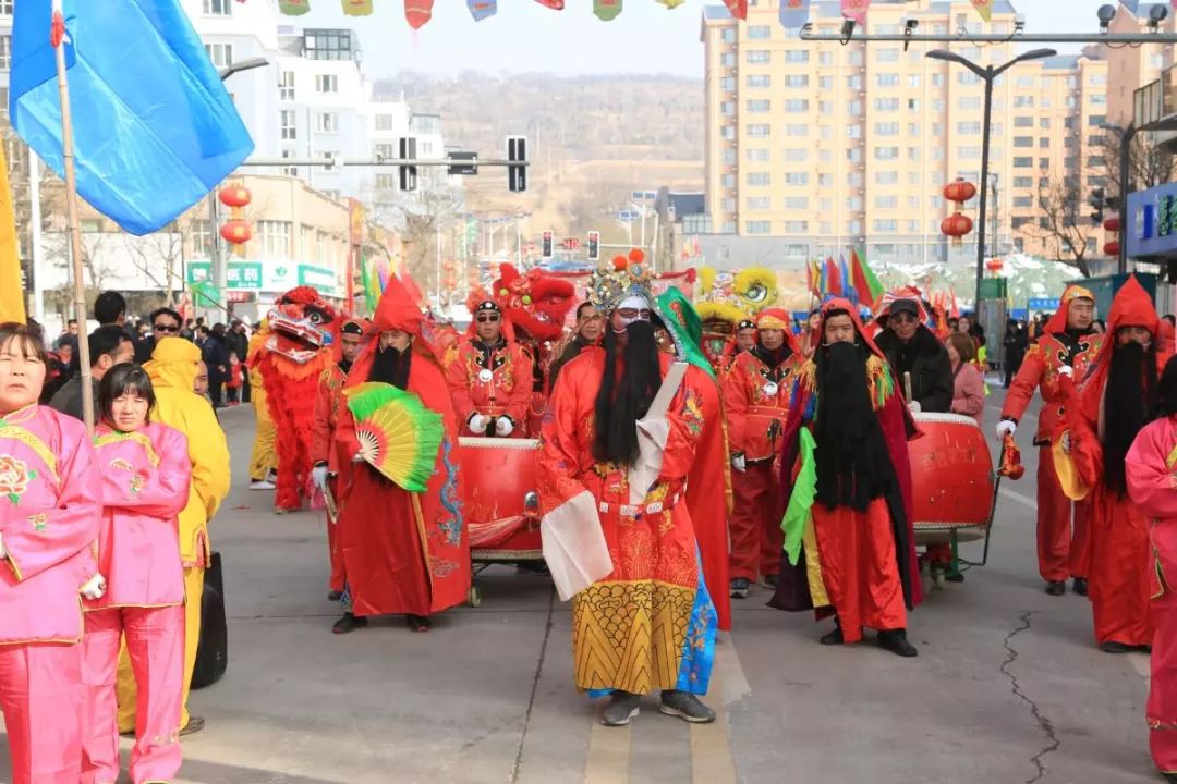 红旗招展锣鼓喧天图片图片