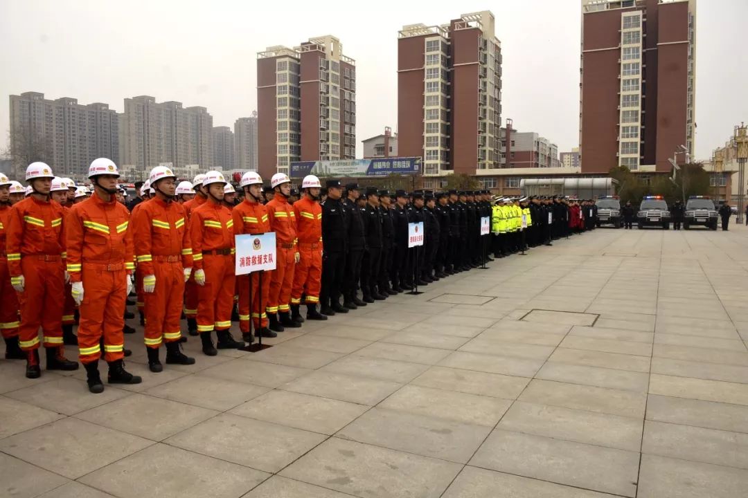 帅爆燃爆濮阳警方火车站前上演反恐演习大片