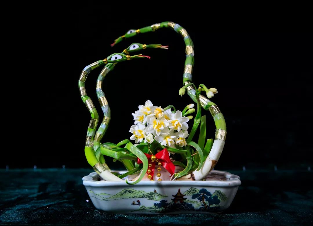 水仙雕刻造型花篮图片