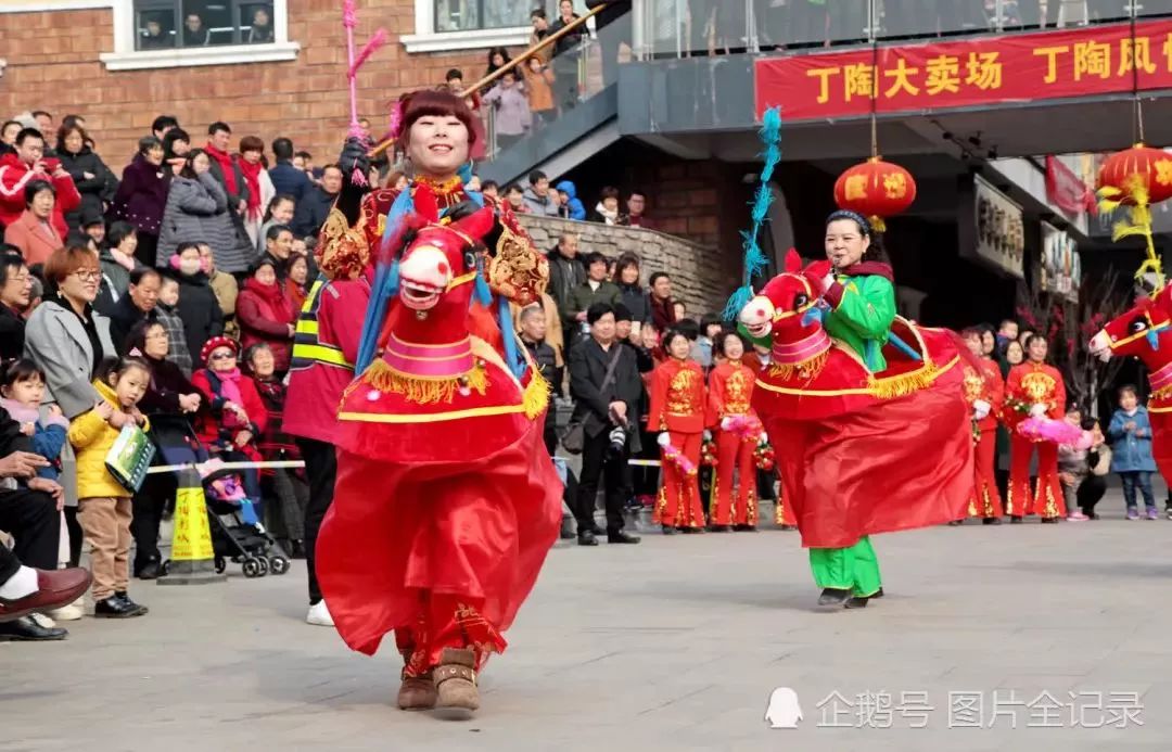 2月17日,山西省临汾市,民间艺人在襄汾县丁陶风情街进行传统抬花轿