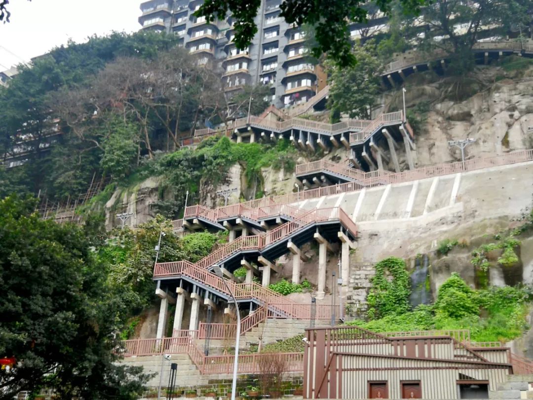 重慶城牆的風貌公園在嘉濱路上建造了一段仿古城牆形成了一個別具特色