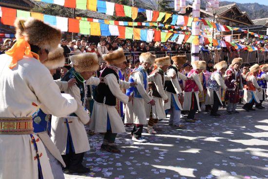 四川雅安市宝兴县硗碛藏乡山寨人头攒动,一场硗碛藏族风俗文化庆祝