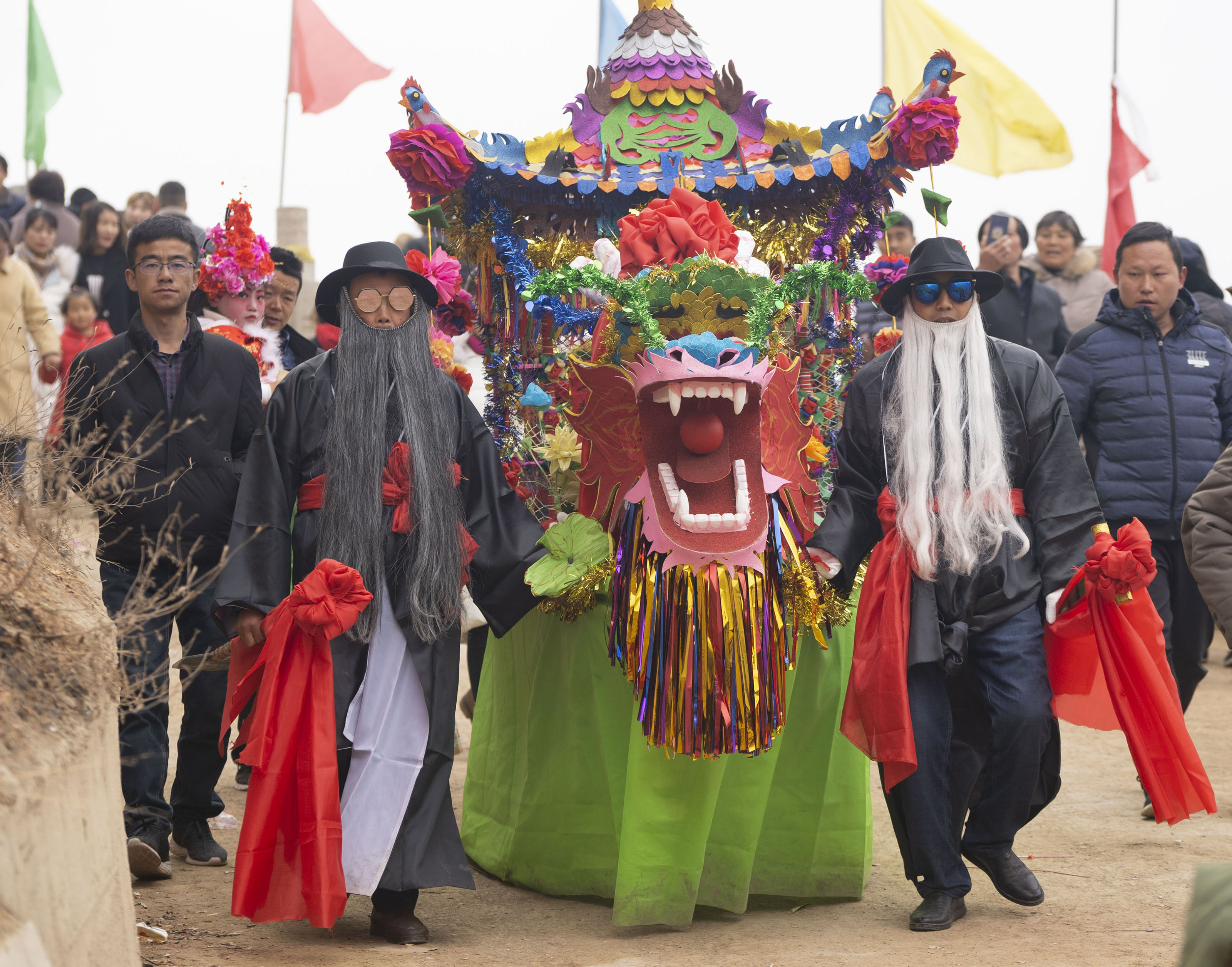 2月19日,在甘肃省陇南市武都区马街镇寺背村,社火队演员参加巡游