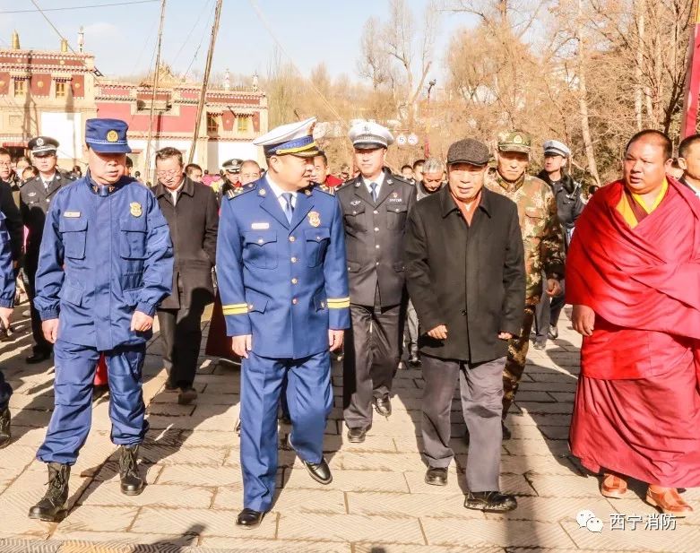 西寧消防守護塔爾寺元宵節酥油花平安綻放