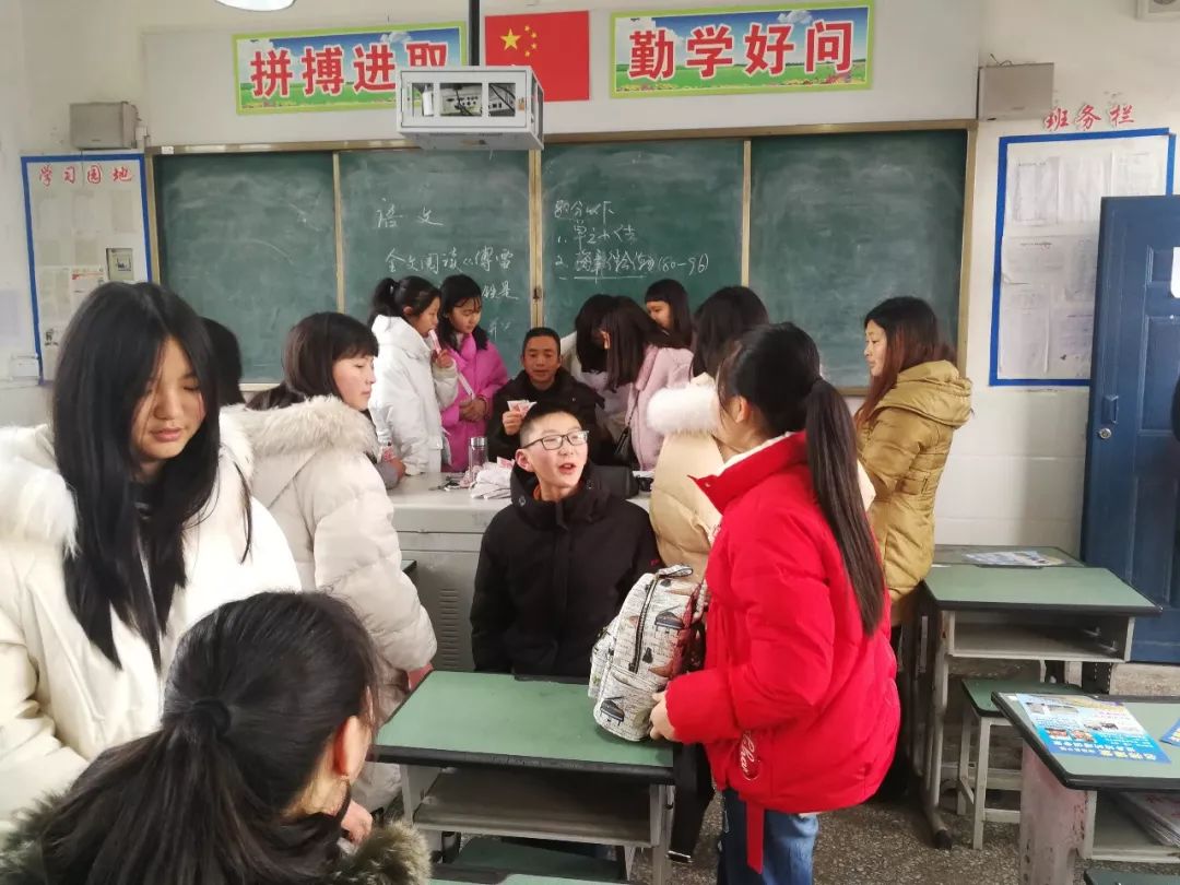 丹棱二中开学报名何场小学学生排队报名青神县实验幼儿园开学报名现场