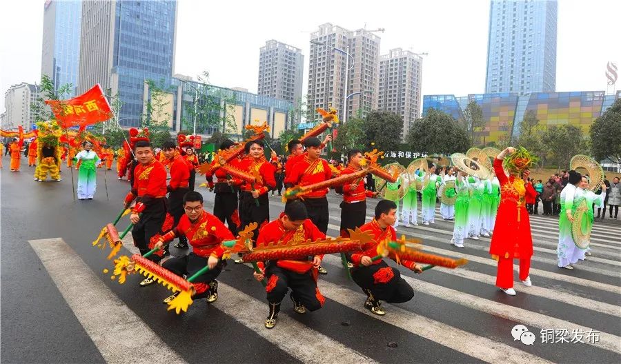 這就是年味今天銅梁龍燈龍舞大巡遊熱鬧慘了