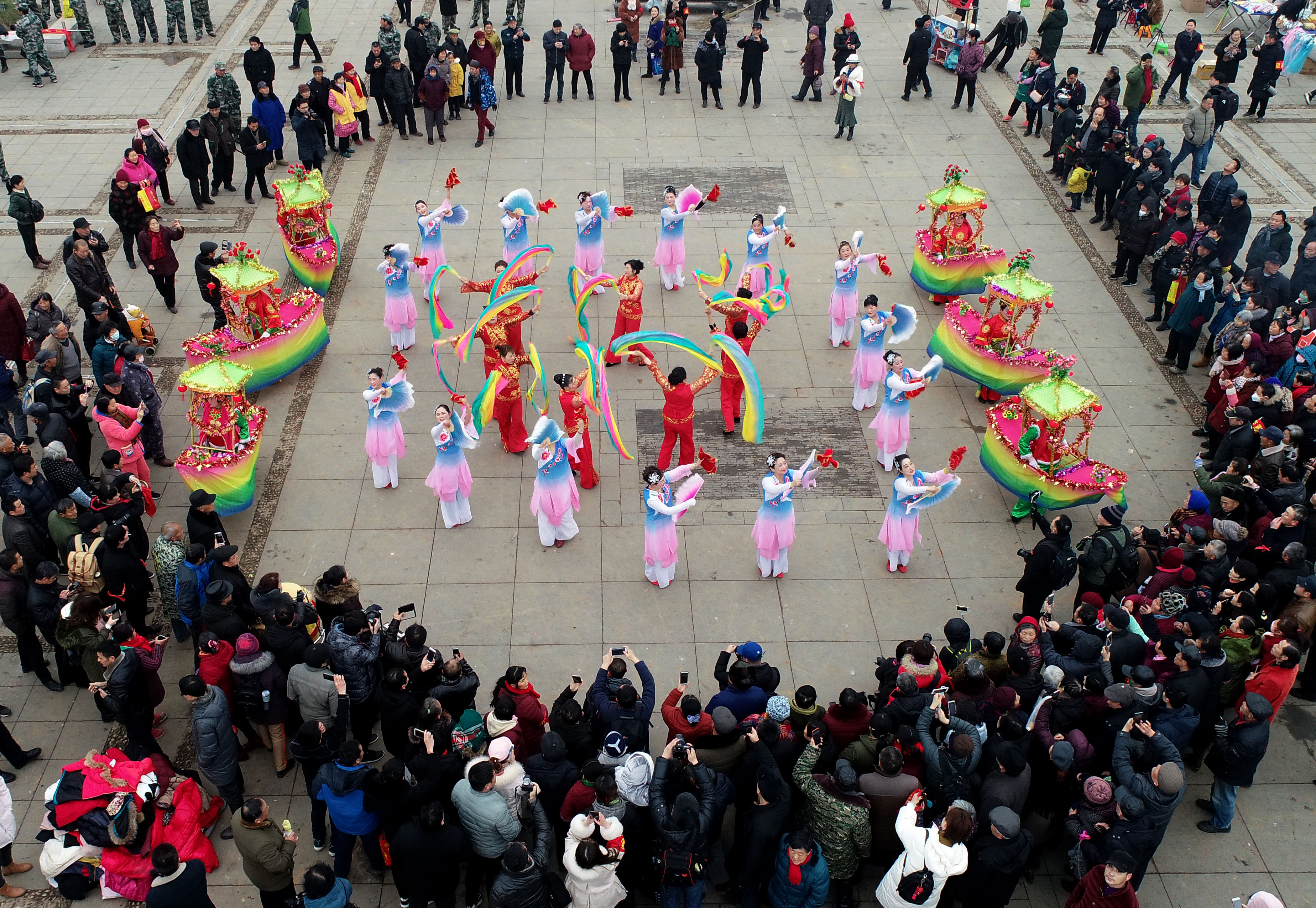2月20日,人们在全椒县太平文化广场观看民俗表演(无人机拍摄)