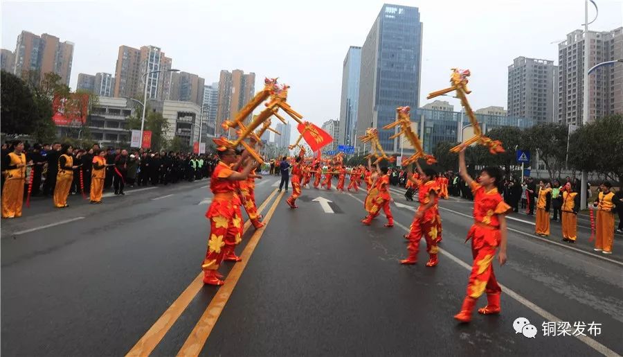 這就是年味今天銅梁龍燈龍舞大巡遊熱鬧慘了