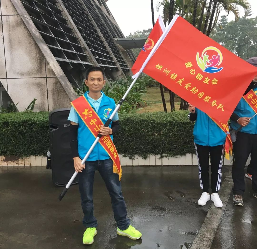 雖然今天天氣不好,下著雨,但是一點都沒影響到我們坦洲街坊參與慈善