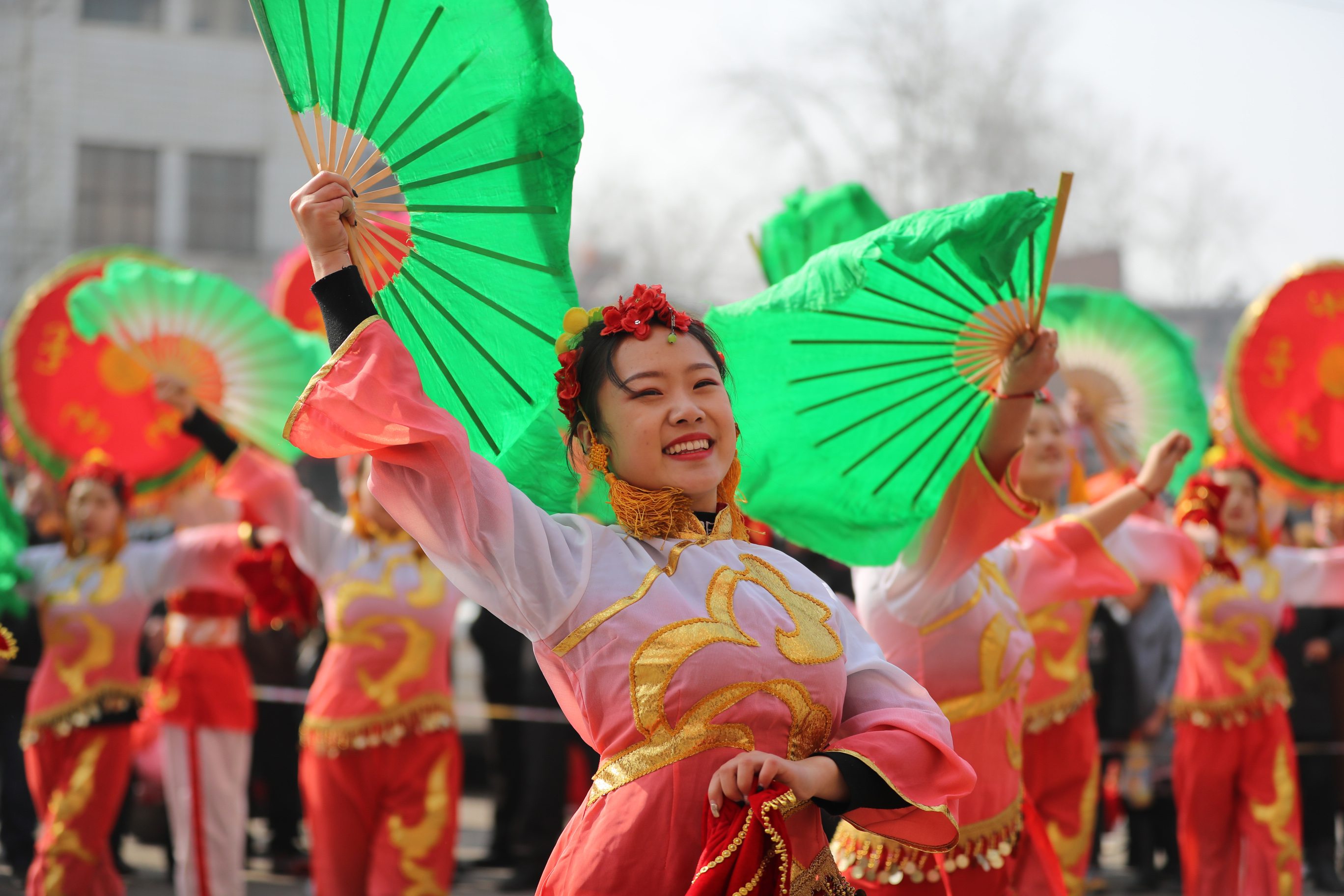 图为演员在石家庄井陉县民间艺术节上表演井陉拉花.