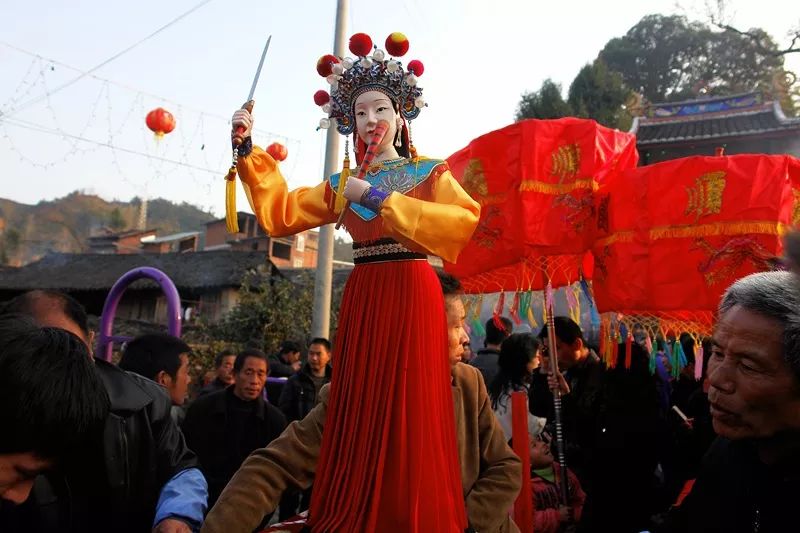 季海波)将陈十四娘娘送回宫后,夜幕降临,药发木偶戏也要登场了