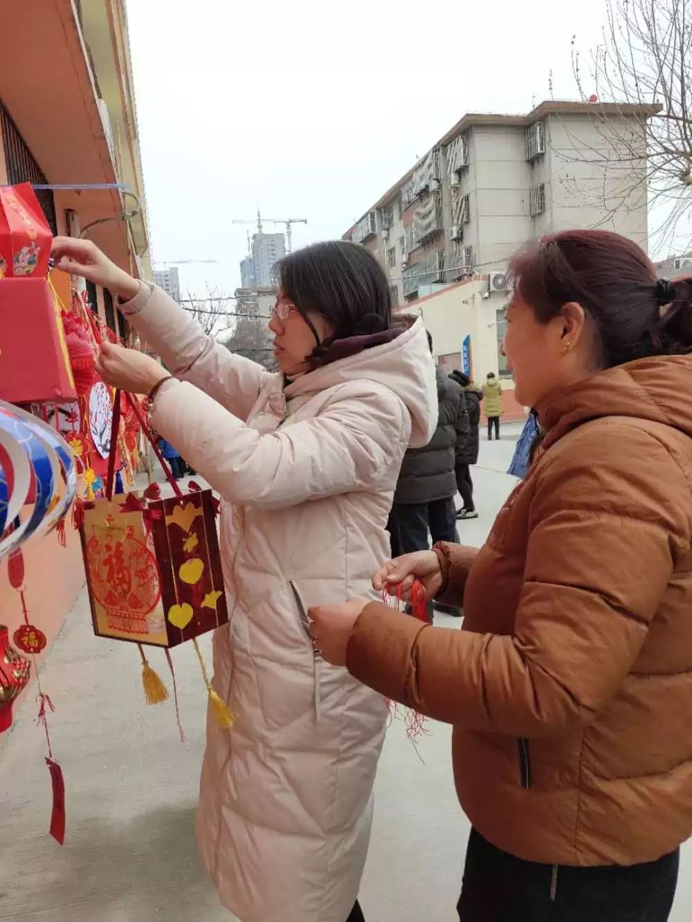 一實小花園校區一年級四班做燈籠猜燈謎喜迎元宵佳節