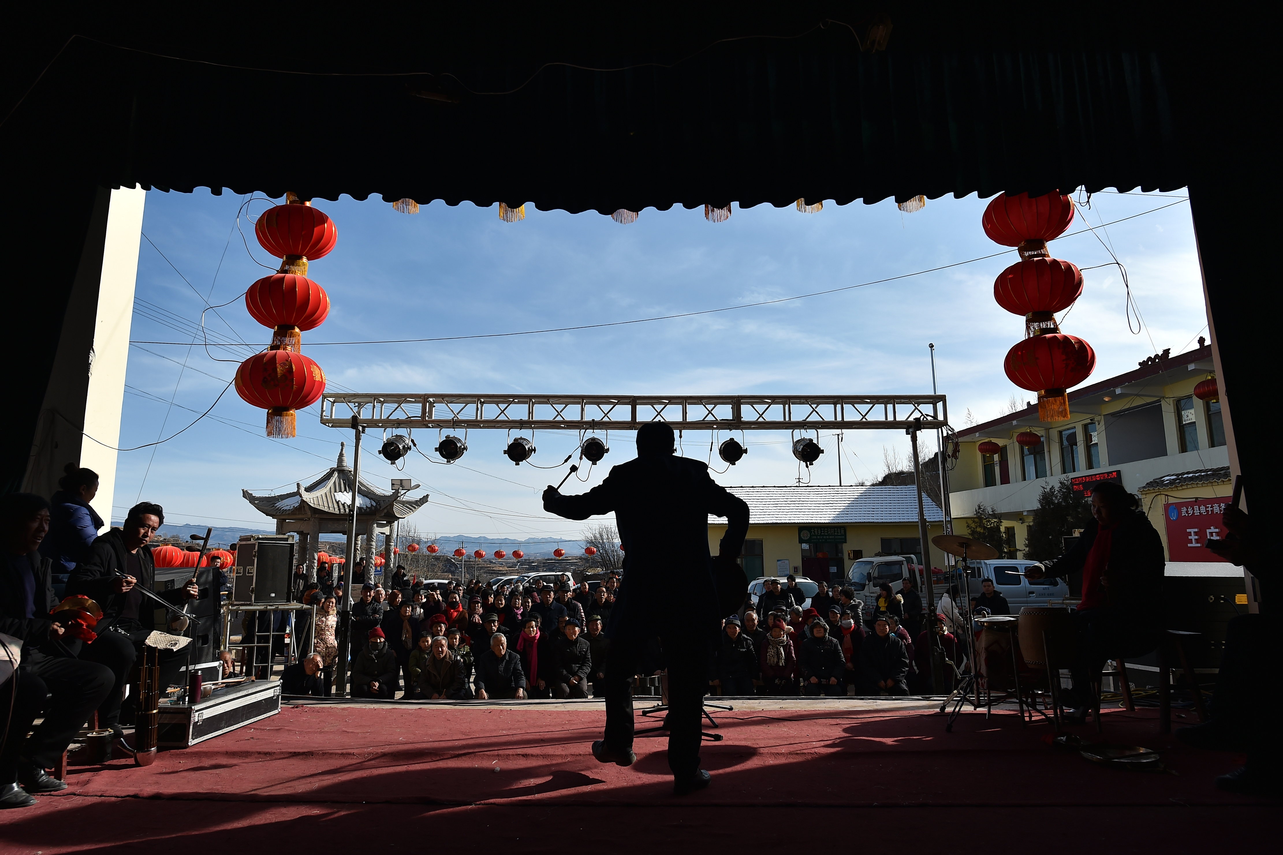 在武乡县大有乡王庄沟村,村里请来的剧团在文化剧场为村民演出(2月16
