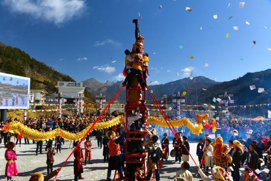 四川雅安市宝兴县硗碛藏乡山寨人头攒动,一场硗碛藏族风俗文化庆祝