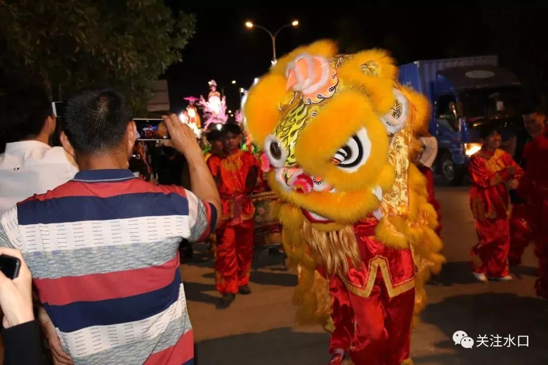 信宜水口墟街飄色巡遊慶年例吸引萬名群眾前往觀賞