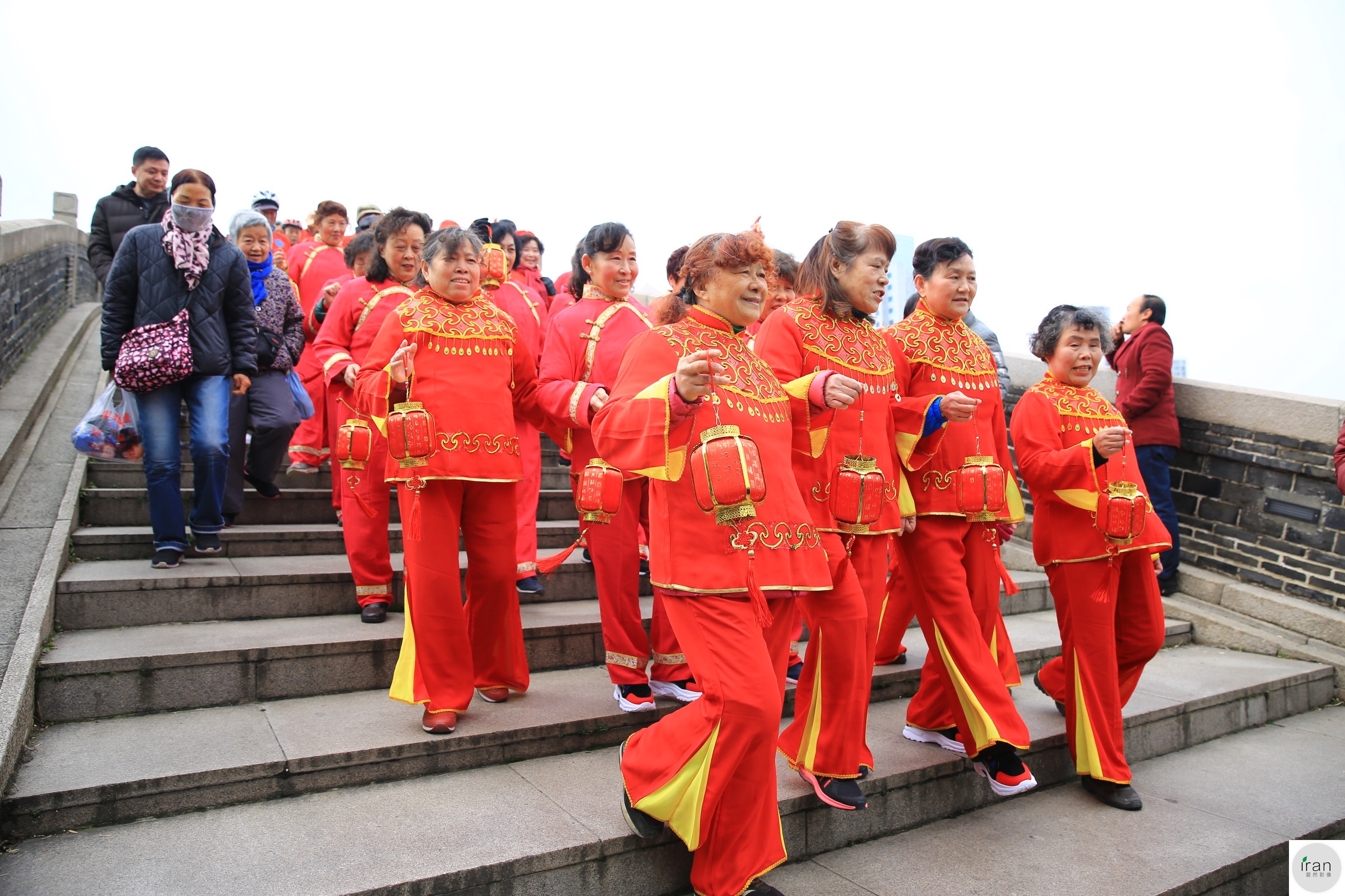 在苏州除了观花灯吃汤圆,还有一项传统习俗—走三桥,祛百病,每年的