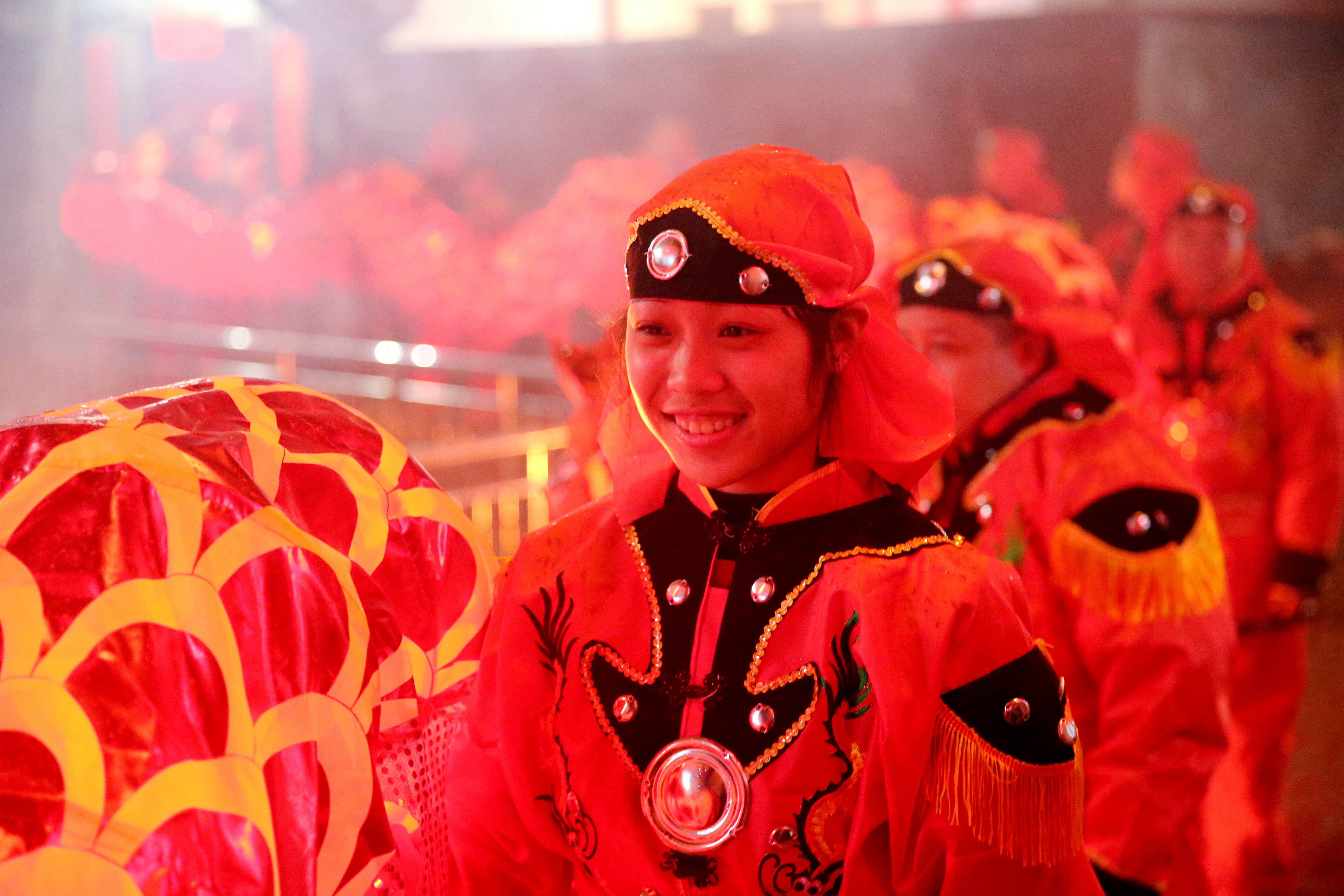 仪式结束后,各房便开始喝"龙酒,共同祈愿一年风调雨顺,国泰民安.