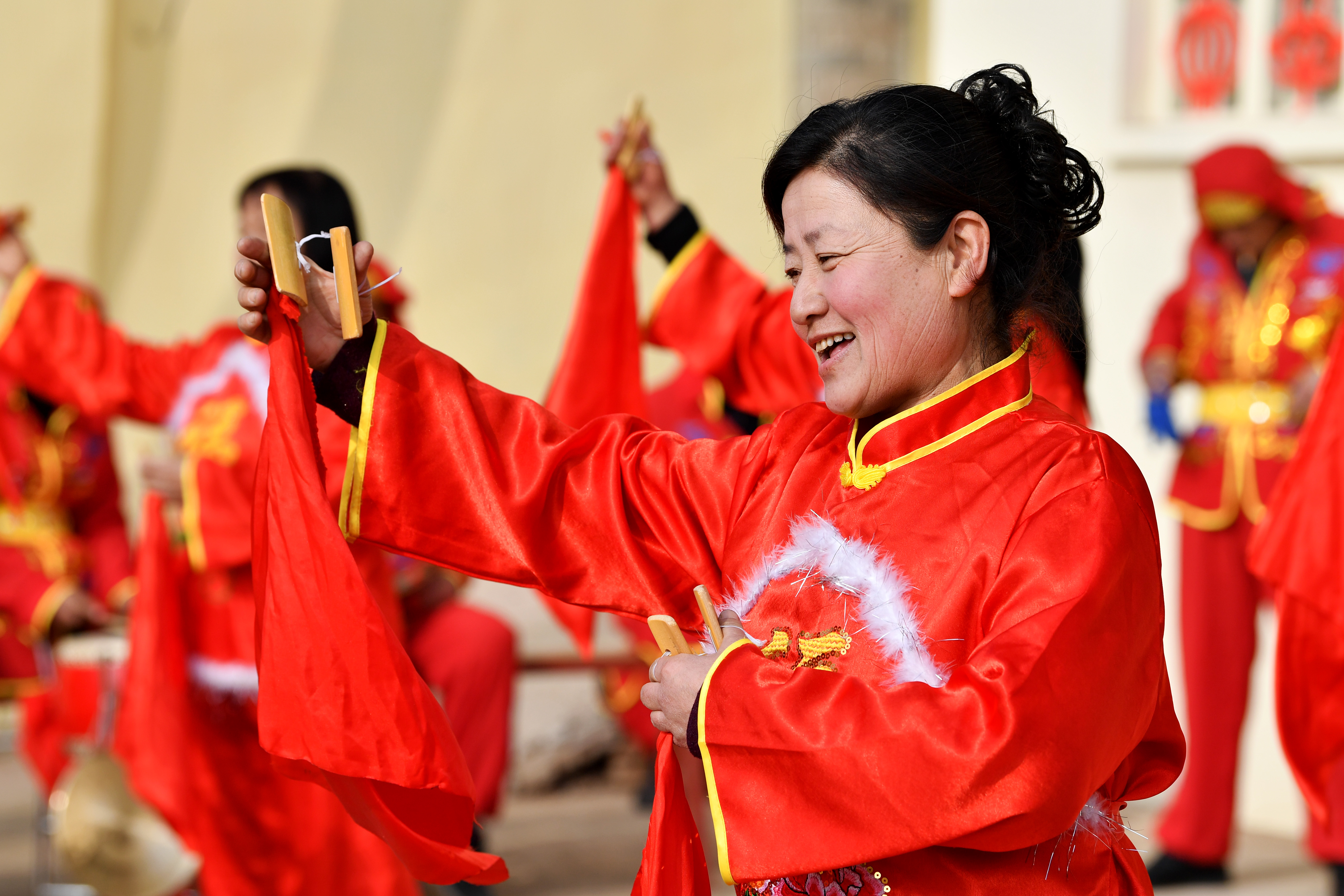 武乡县大有乡王庄沟村村民在表演快板(2月19日摄.