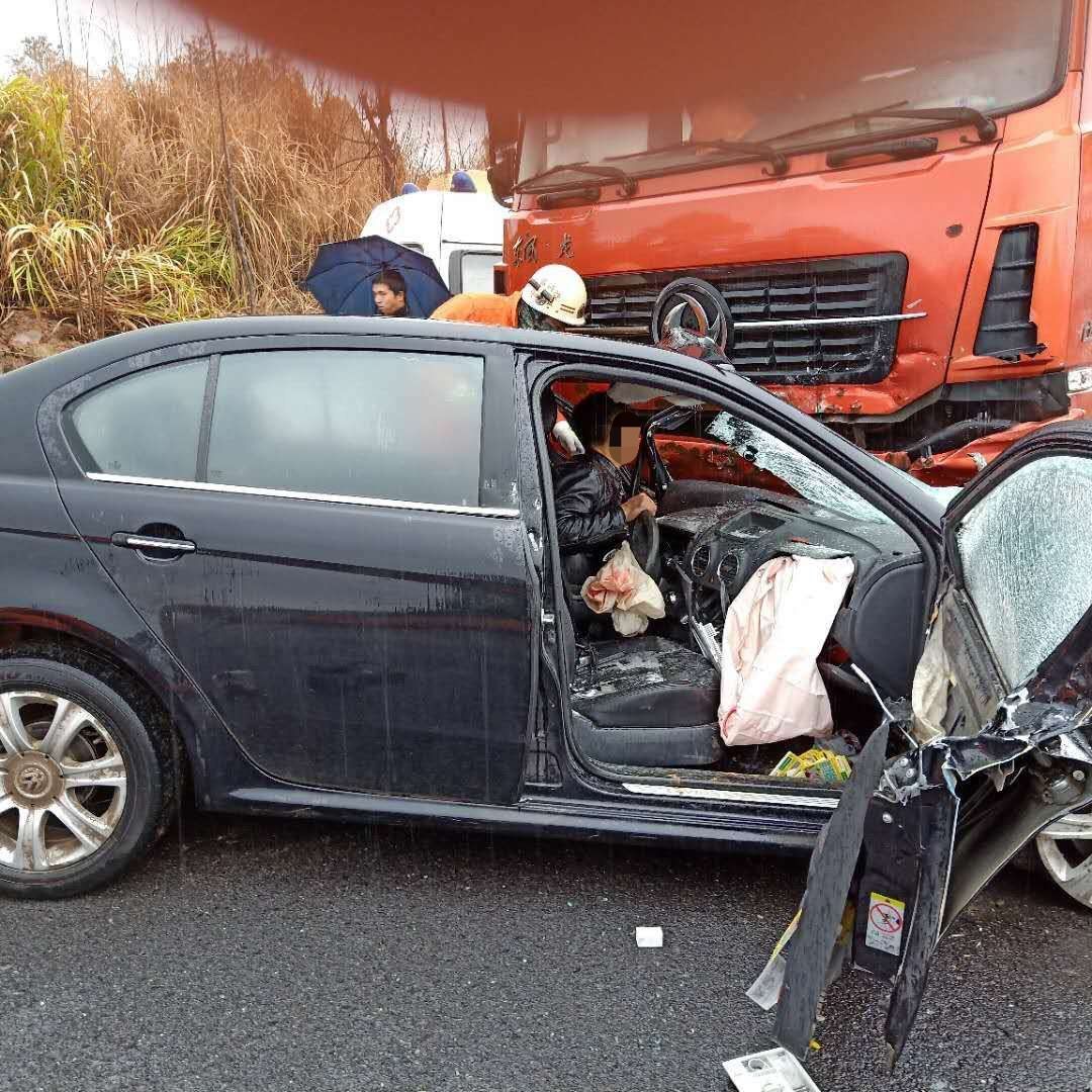 開車真須當心!上饒這裡發生一起車禍,現場不敢看