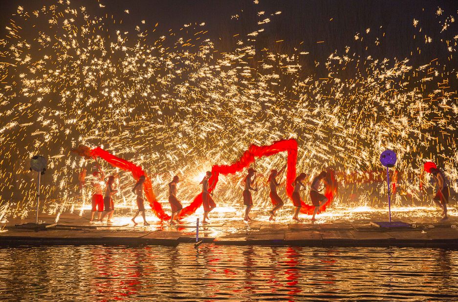 (花博園景區打鐵花表演 汪劍鋒 攝)提醒大家,景區人流量大,注意看好