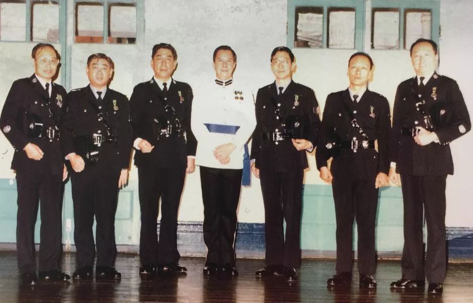 警务处副处长李君夏(中)与获授长期服务奖章的威海卫警察合影.