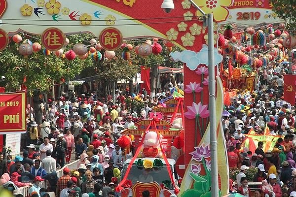 越南平阳省华人元宵节抬着妈祖神绕境巡游,全城市民纷纷路旁恭候