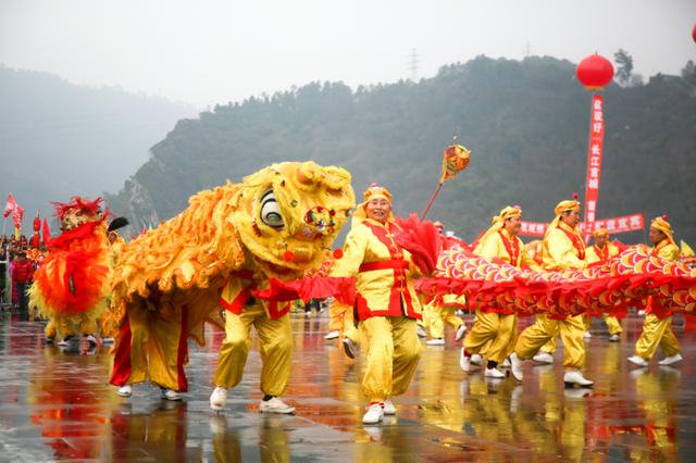 時而貼地盤旋,時而穿梭遊走,時而相互纏鬥……高難度的舞龍動作看得人