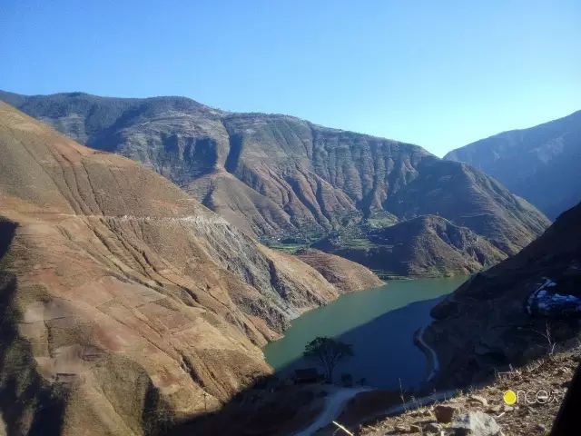 朱苦拉村位於雲南大理賓川縣平川鎮,到了平川鎮還要走幾十公里的土路