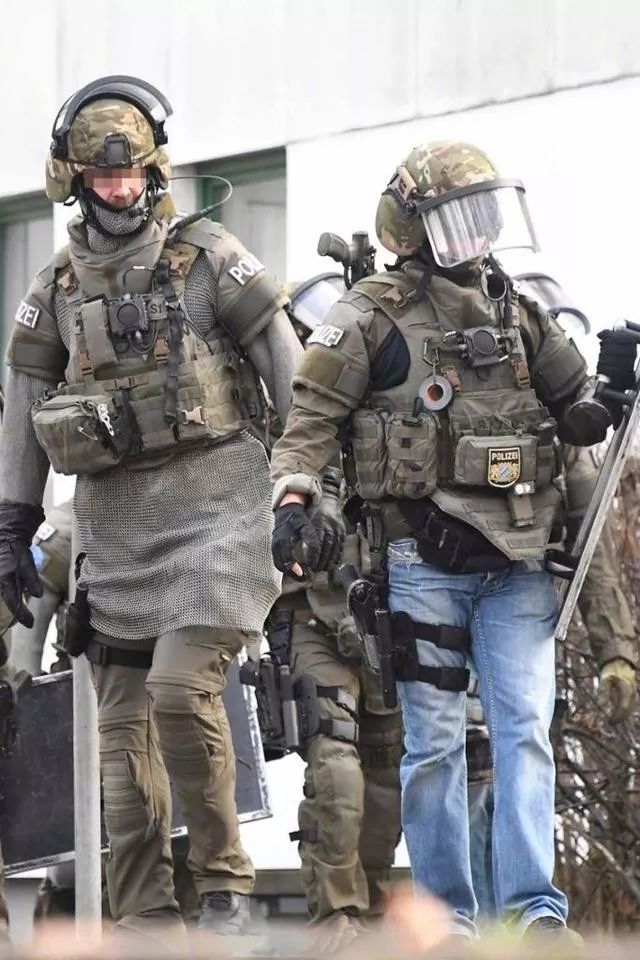 购物遇恐袭,特种兵居然穿着这件装备单挑群匪?
