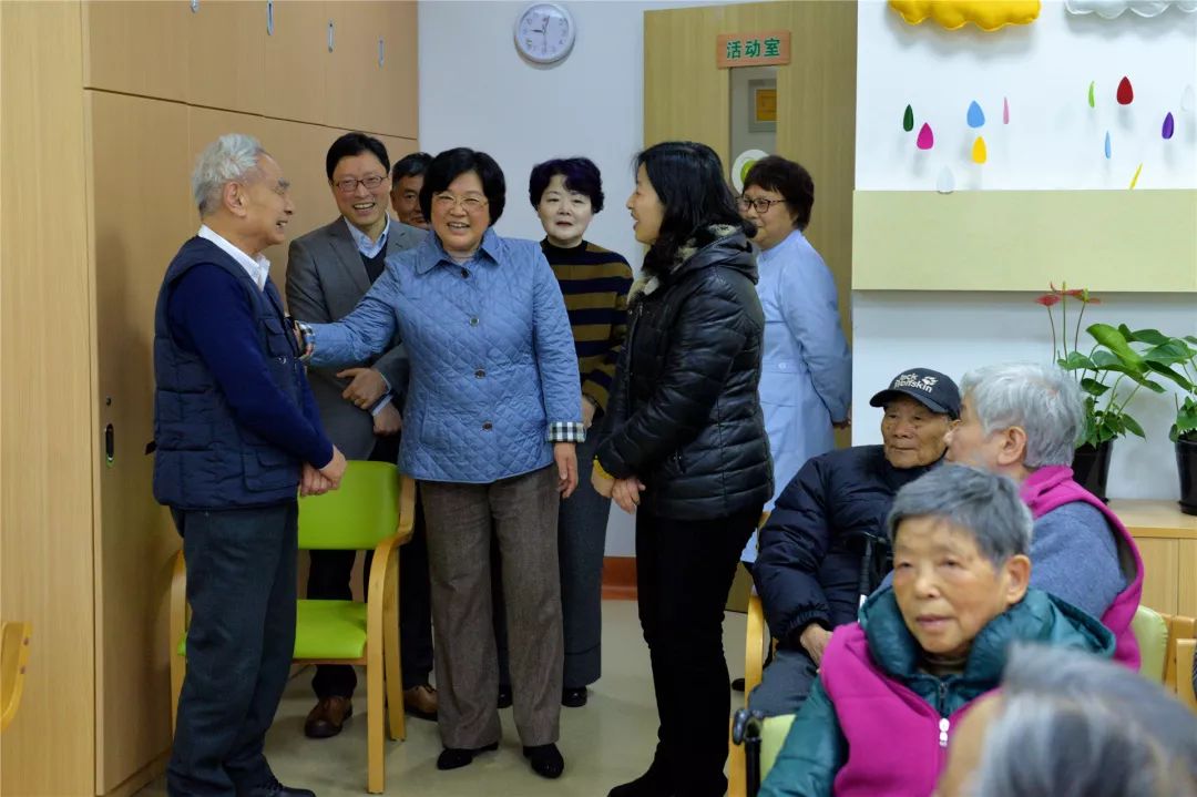 在街道党工委书记,人大工委主任顾定鋆,街道办事处主任漆小云等陪同下