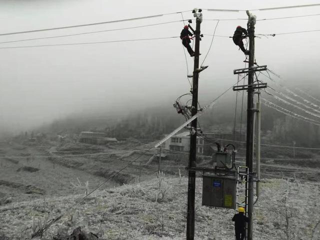 兵分几路,深入沩山各个村组,山地为高压电线除冰