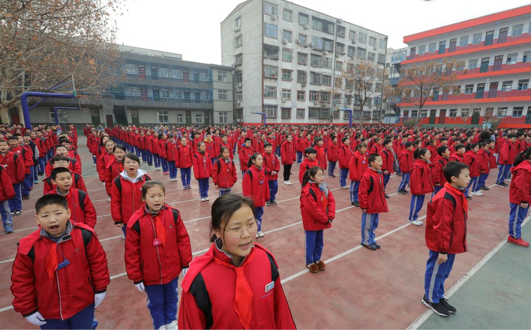 临汾时代风华特色学校开学第一课全校师生诵古诗