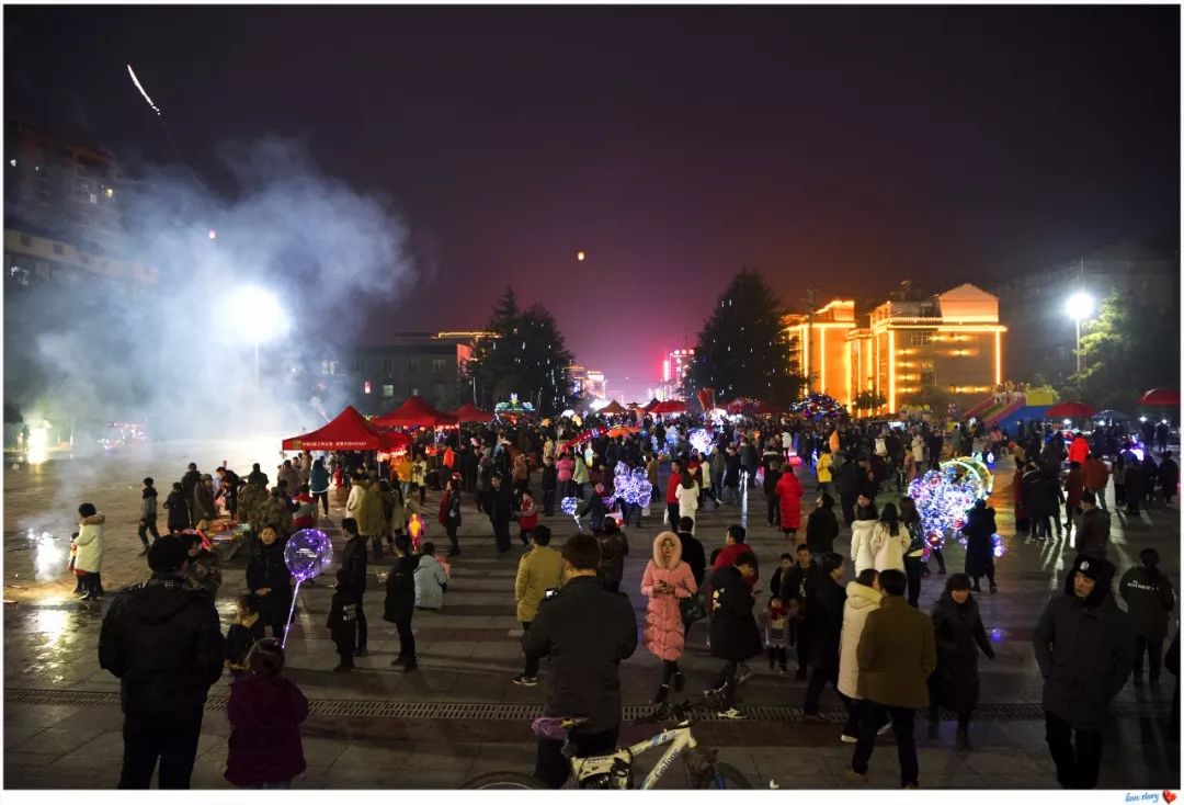 放天灯送祝福,大街小巷真热闹!