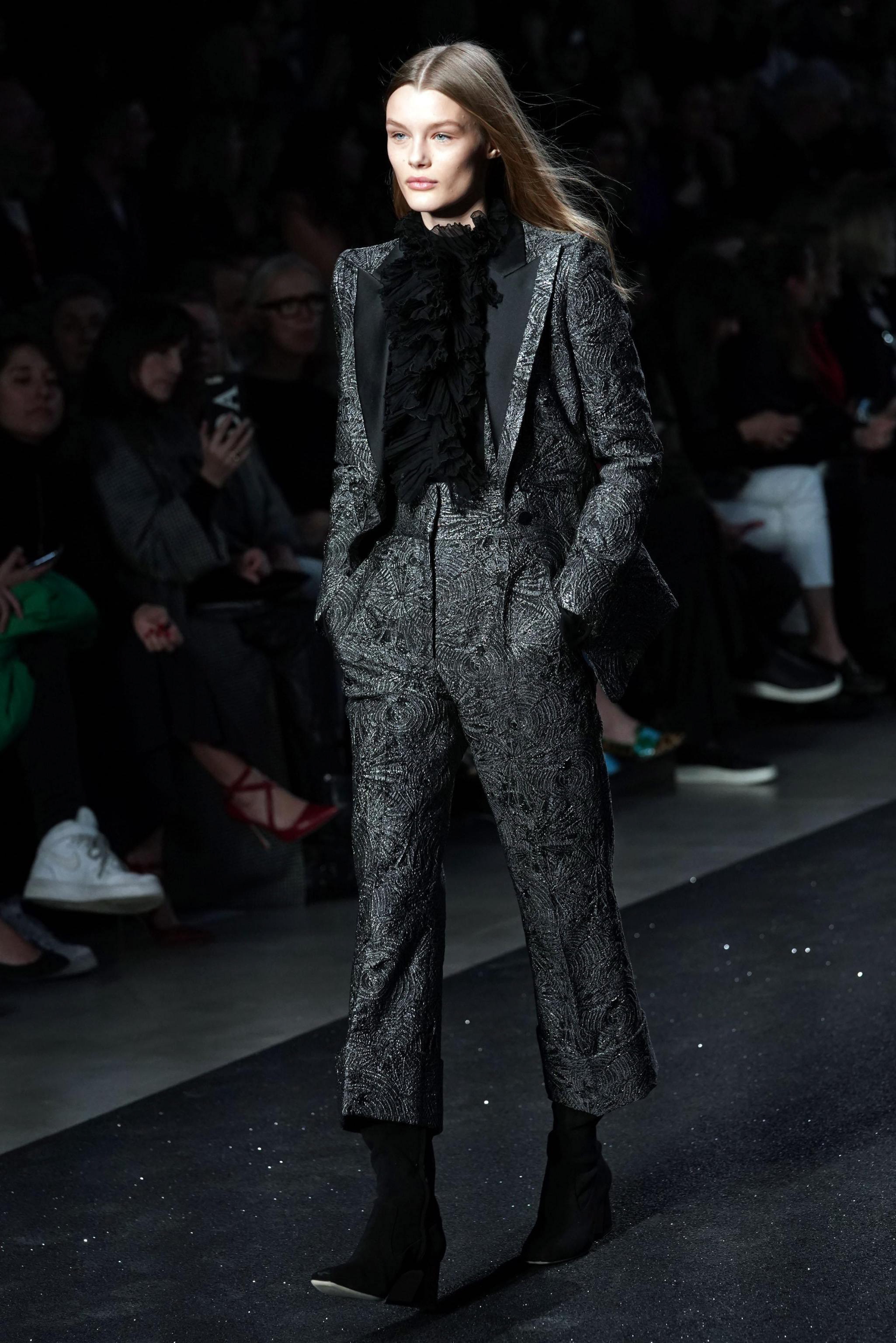 2月20日,在意大利米兰时装周上,模特展示alberta ferretti品牌2019/20