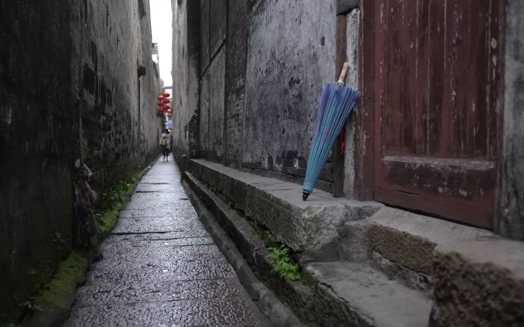 順著巷子兩邊的牆古鎮迷濛細雨飄搖那麼讓我們一起遇見雨中的西塘吧!