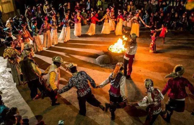 纳西族主要节日有祭天,新年,棒棒会,三朵节,火把节,七月骡马会等