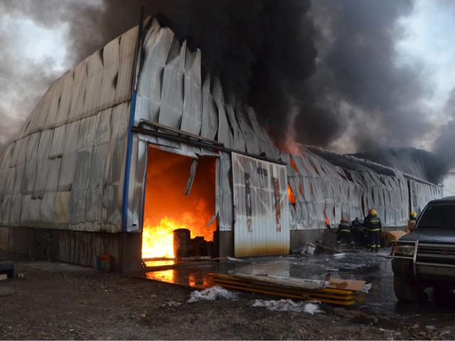阳泉郊区一仓库发生火灾 过火面积400多平米