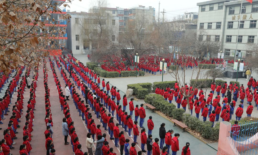 临汾时代风华特色学校开学第一课全校师生诵古诗