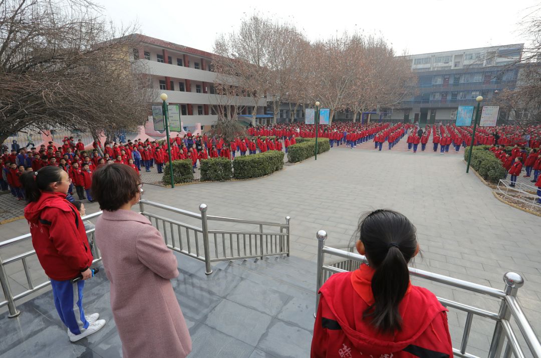 临汾时代风华特色学校开学第一课全校师生诵古诗