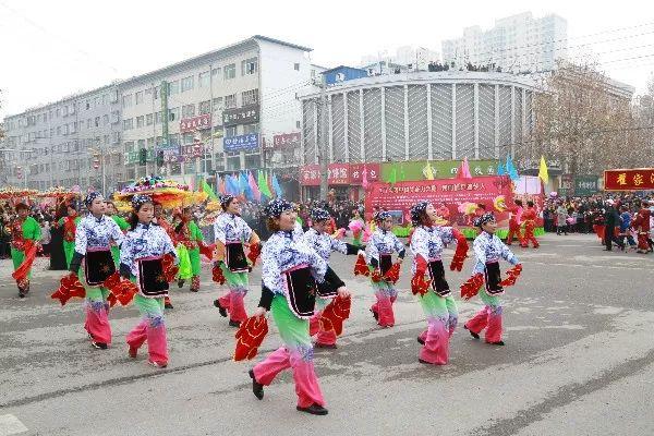 來自慶城鎮,驛馬鎮,白馬鋪鎮,翟家河鄉,衛健系統等9支社火隊齊聚縣城