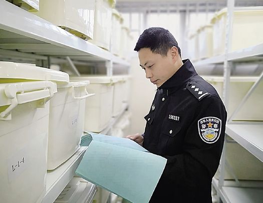 公安民警李安图片