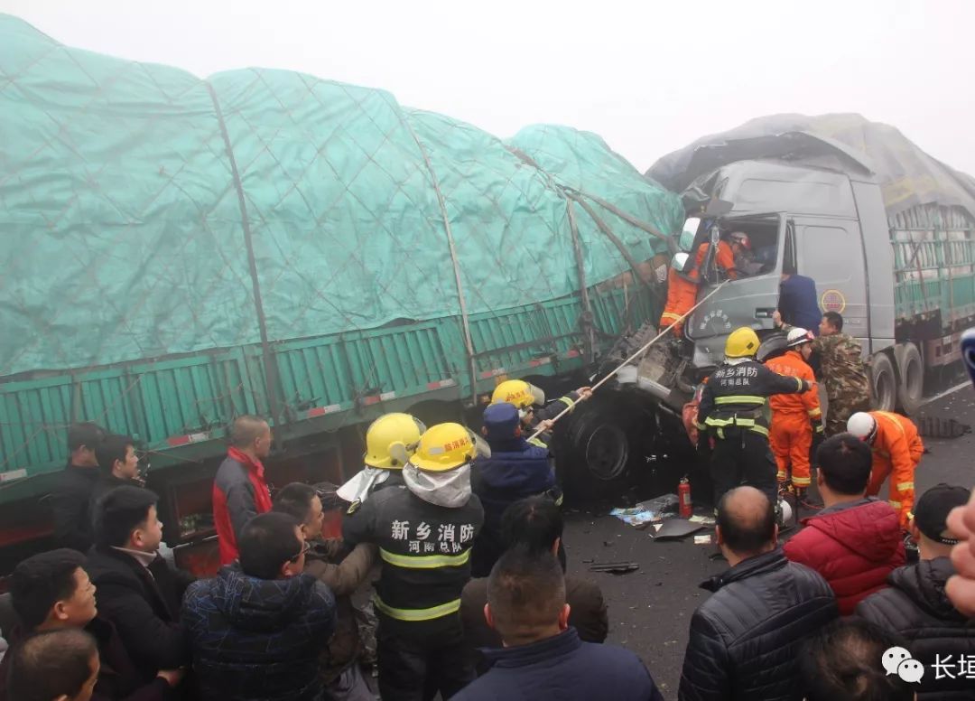 交通事故,一辆机动车辆着火发生火灾,接到报警后,新乡市消防支队长垣