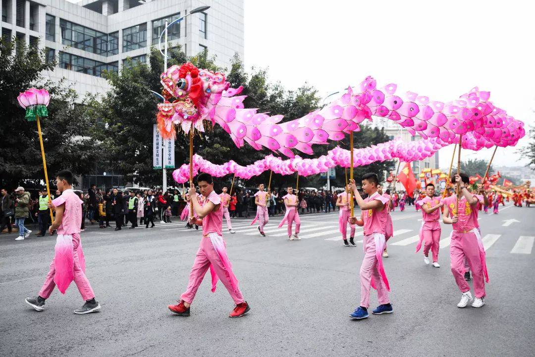 昨天上午,銅梁隆重舉行了龍燈龍舞大巡遊,喜慶鬧元宵,而起點正是銅梁