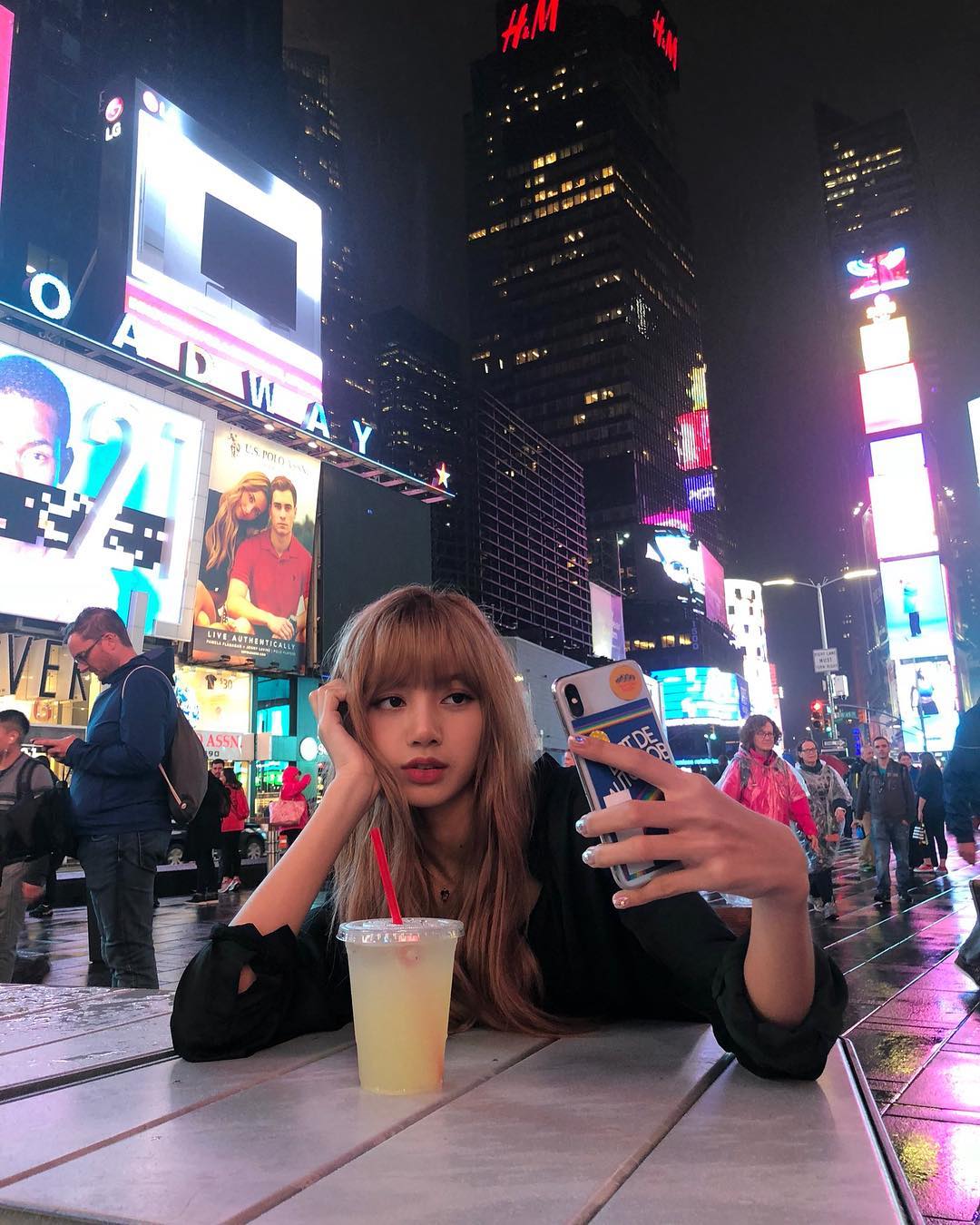 华灯闪烁下的nygirllisa公开在纽约时代广场的最新近况照