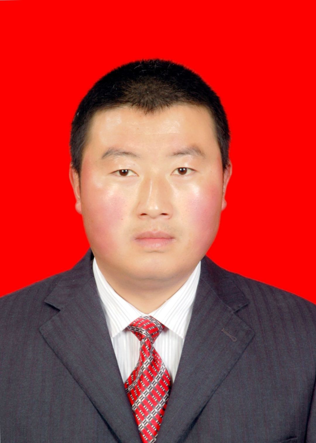 胡小春,男,汉族,生于1979年11月,泾川县窑店镇人,2001年8月参加工作