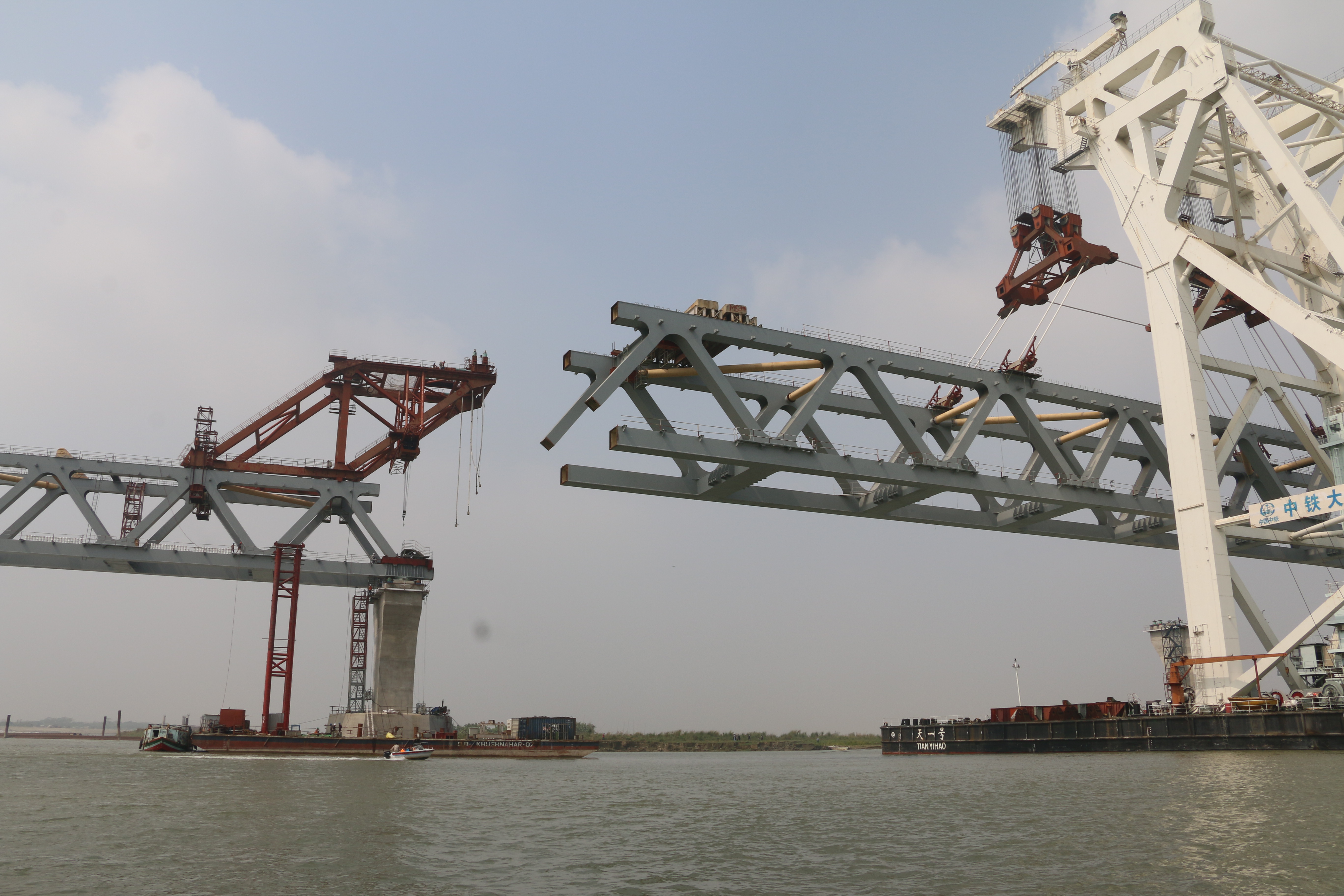 孟加拉国帕德玛大桥项目第七跨钢梁架设完成